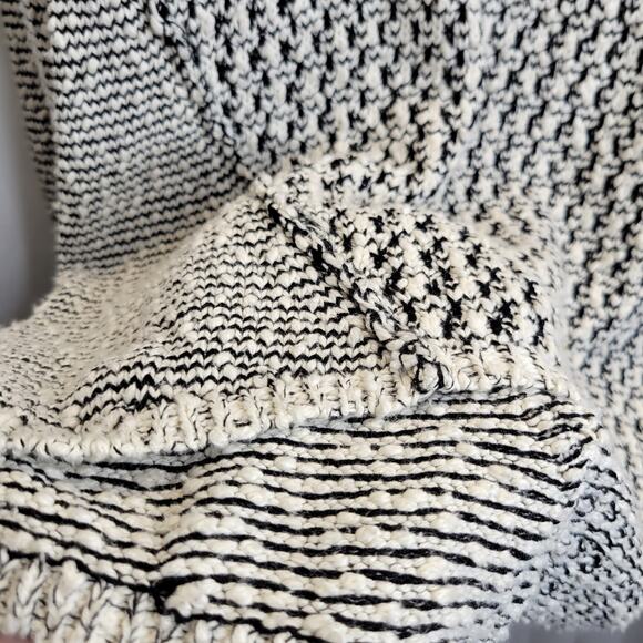 Design Lab Black and Ivory V-Neck Boucle Style Sweater, M - Picture 4 of 7